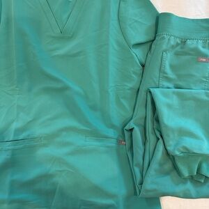 Figs surgical green scrub set